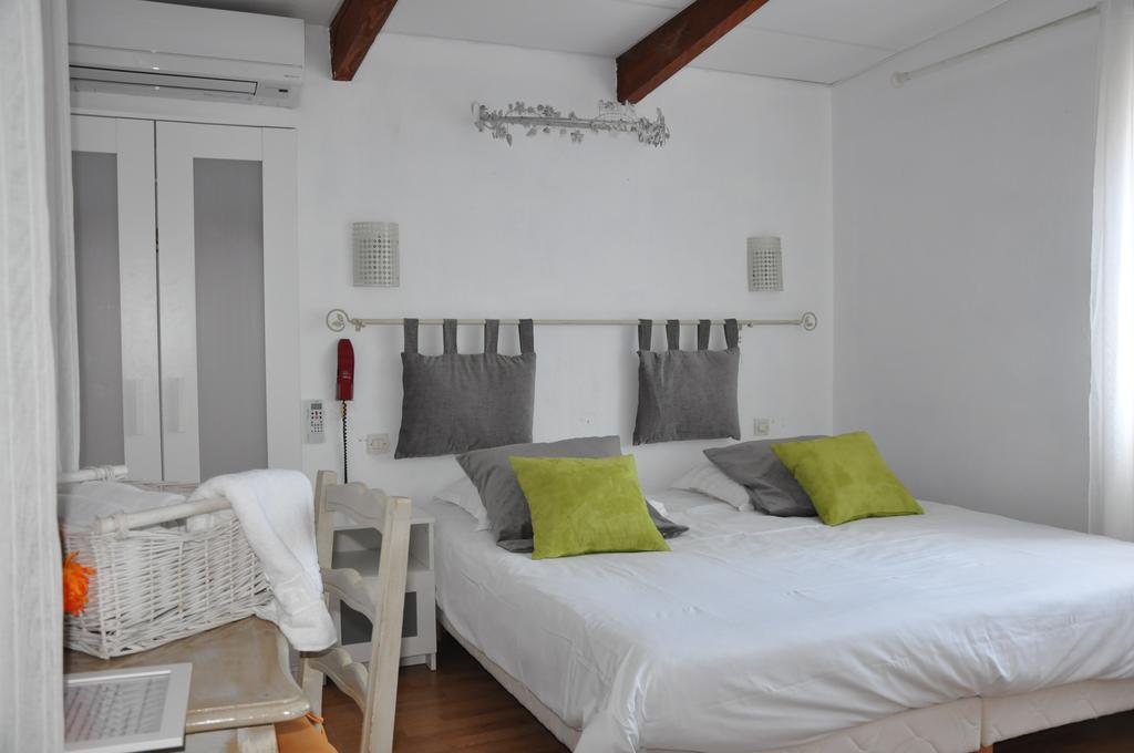 Hotel Les Mimosas Bormes-les-Mimosas Ruang foto